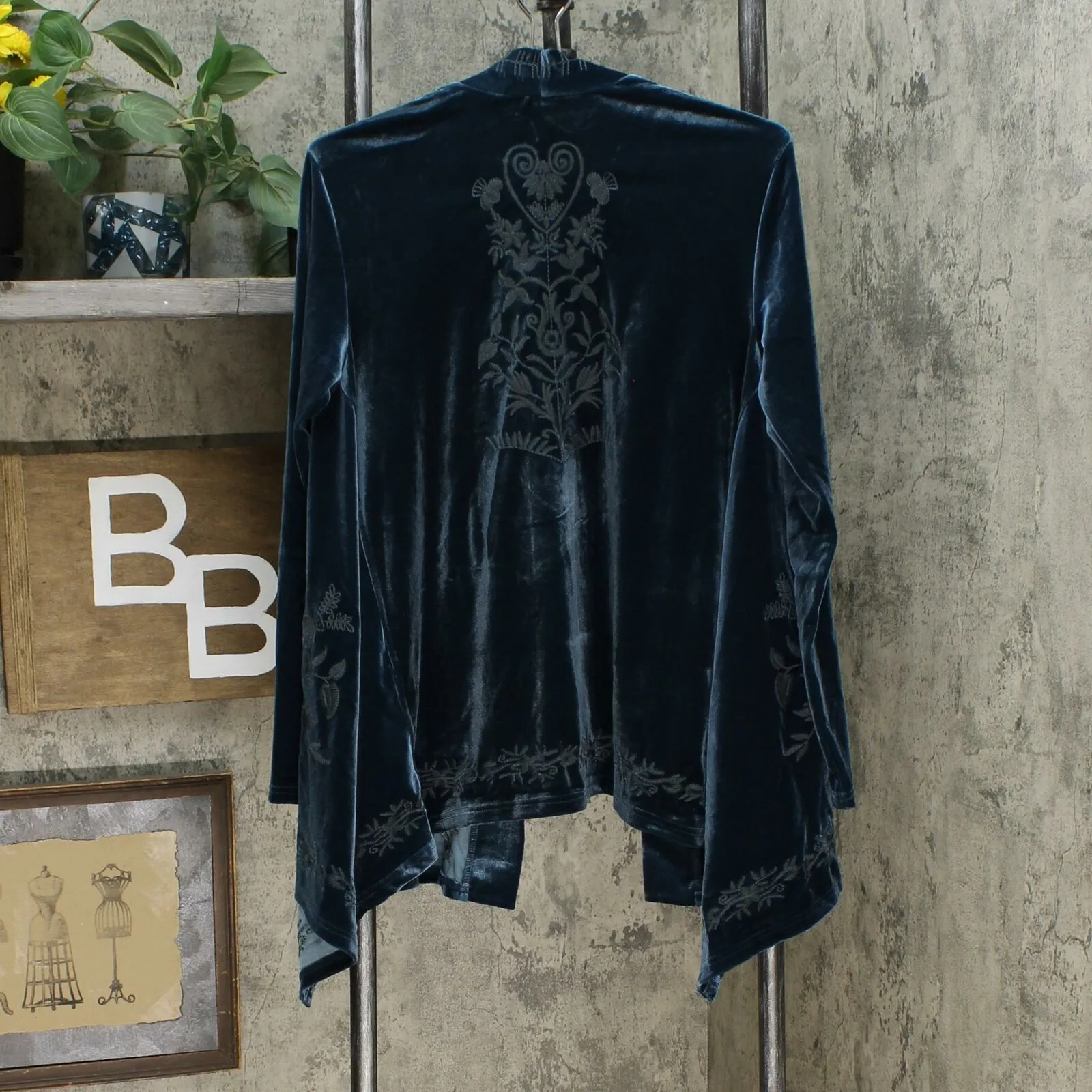 LaBellum by Hillary Scott Women's Embossed Velvet Topper